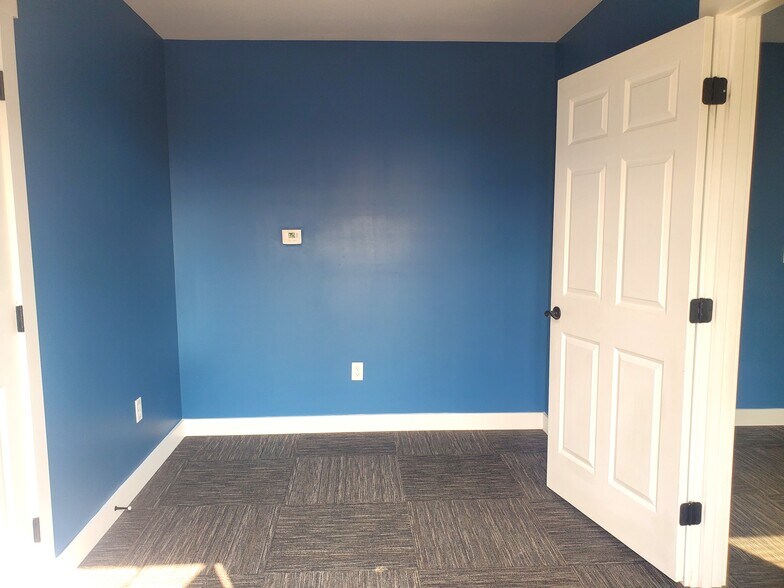 9 Future Way, Hampden, ME à louer - Hall d’entrée – Image 2 sur 12