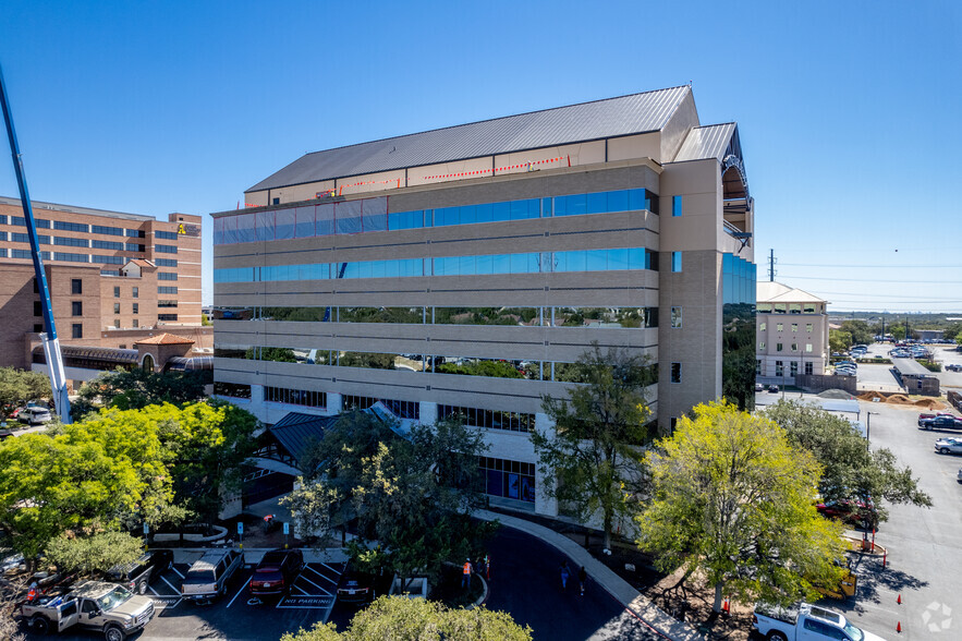 540 Madison Oak Dr, San Antonio, TX à louer - Photo de l’immeuble – Image 3 sur 17