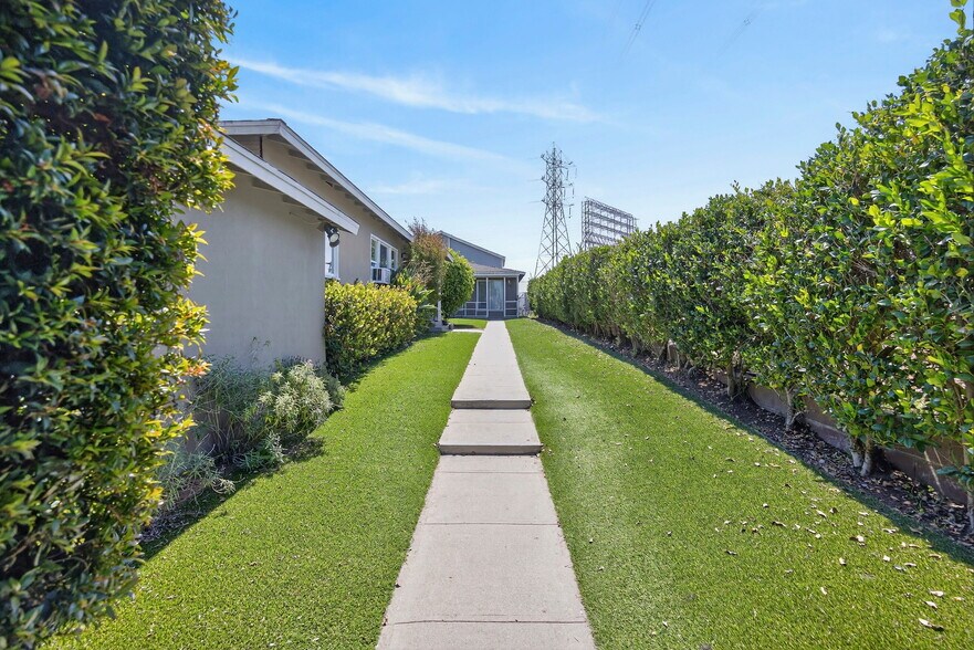2510 Carnegie Ln, Redondo Beach, CA à vendre - Photo de l’immeuble – Image 2 sur 10