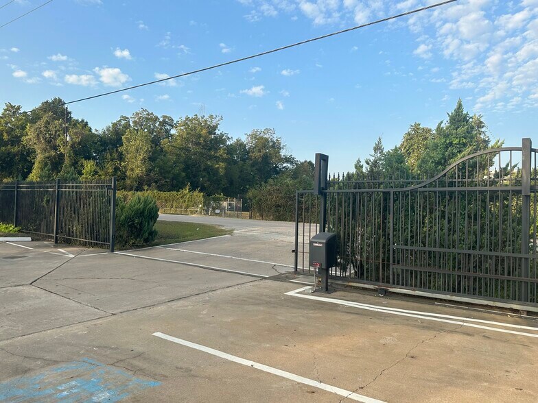 8850 Windfern Rd, Houston, TX à louer - Photo de l’immeuble – Image 3 sur 10