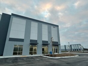 0000 Eastport Rd, Jacksonville, FL à louer Photo intérieure– Image 2 sur 2