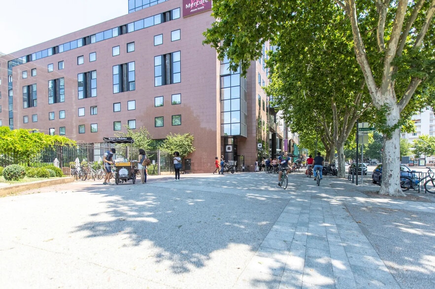 8 Esplanade Compans Caffarelli, Toulouse à louer - Photo de l’immeuble – Image 3 sur 23