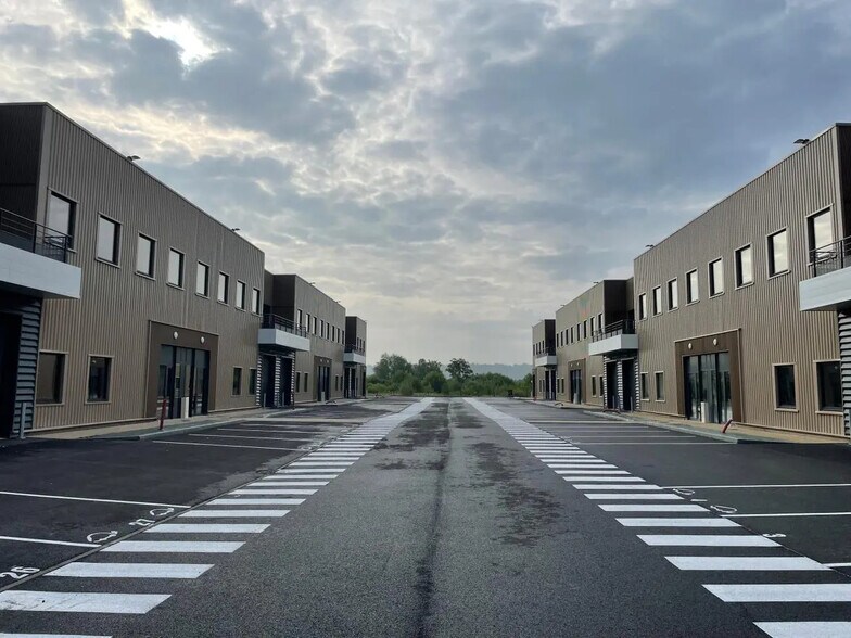 Local d'activités dans Oissel à vendre - Photo de l’immeuble – Image 1 sur 14