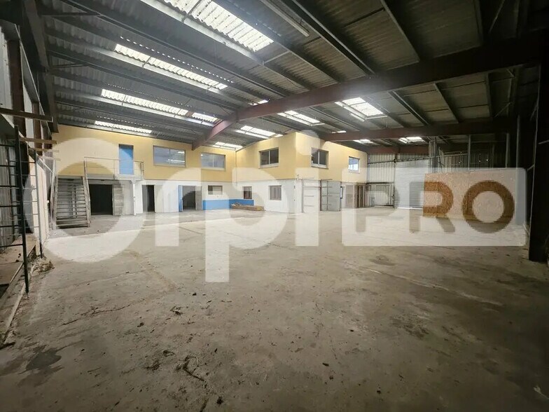 Local d’activités dans Muizon à louer - Photo de l’immeuble – Image 3 sur 12