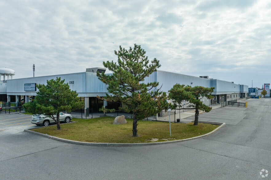 1911 Eglinton Ave E, Toronto, ON à louer - Photo de l’immeuble – Image 3 sur 8