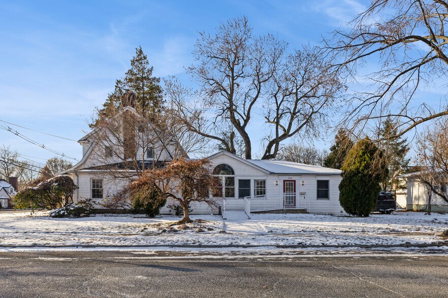 630 Queen Anne Rd, Teaneck, NJ à vendre - Photo de l’immeuble – Image 1 sur 19
