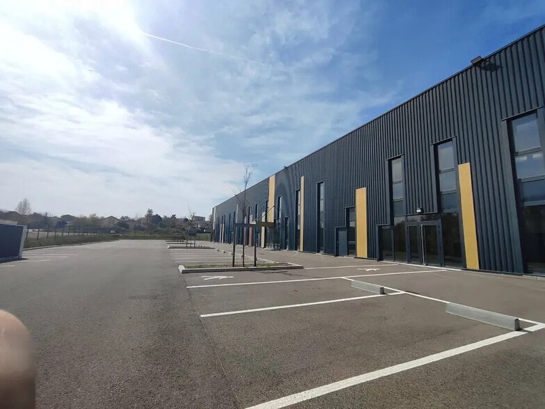 Local d'activités dans Villefontaine à vendre - Photo de l’immeuble – Image 1 sur 9