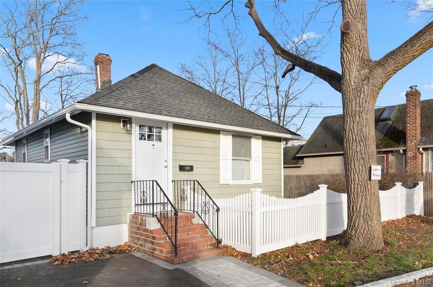 305 4th Ave, Bay Shore, NY à vendre - Photo de l’immeuble – Image 3 sur 14