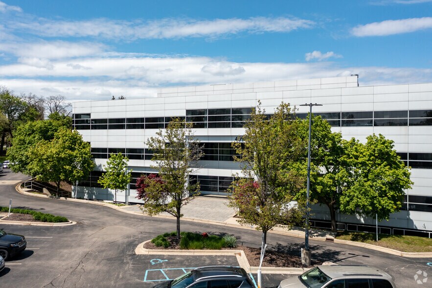 40900 Woodward Ave, Bloomfield Hills, MI à louer - Photo de l’immeuble – Image 1 sur 3