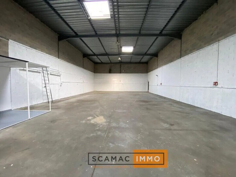 Industriel/Logistique dans Rognac à louer - Photo de l’immeuble – Image 2 sur 5