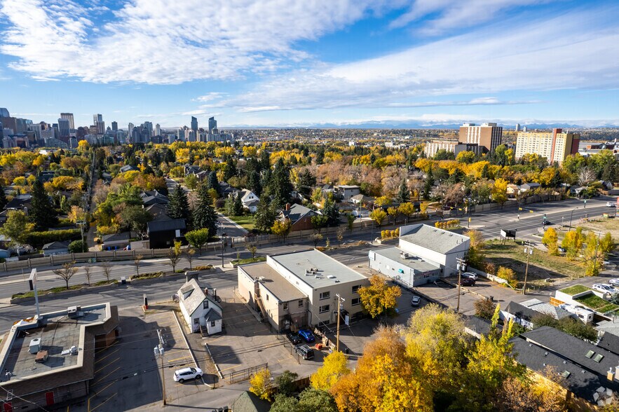818 16th Ave NW, Calgary, AB à louer - Aérien – Image 3 sur 6