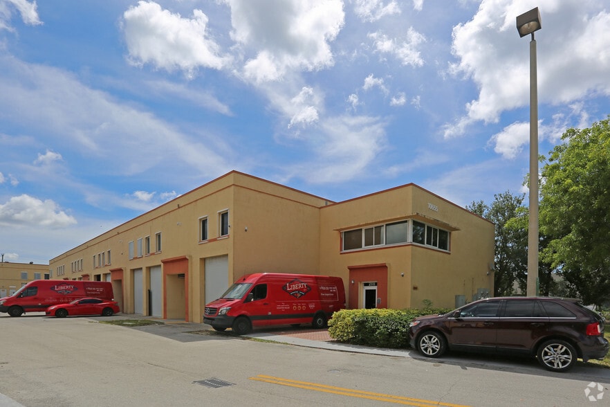 10675 SW 190th St, Miami, FL à louer - Photo principale – Image 2 sur 7