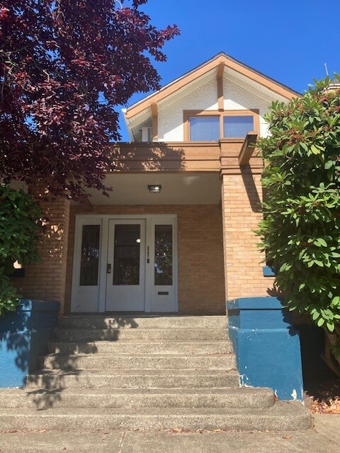 1011 Esther st, Vancouver, WA à louer Photo principale– Image 1 sur 4