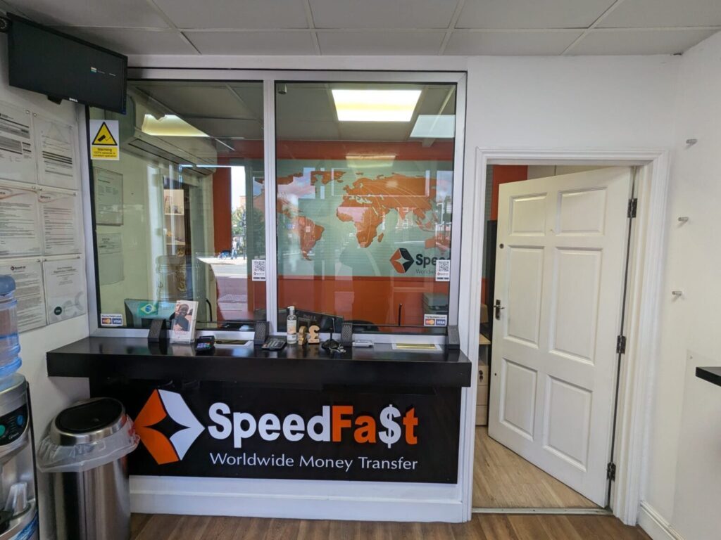 242 High St, Londres à louer Photo intérieure– Image 1 sur 6