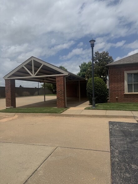 7005 N Robinson Ave, Oklahoma City, OK à louer - Photo de l’immeuble – Image 3 sur 14
