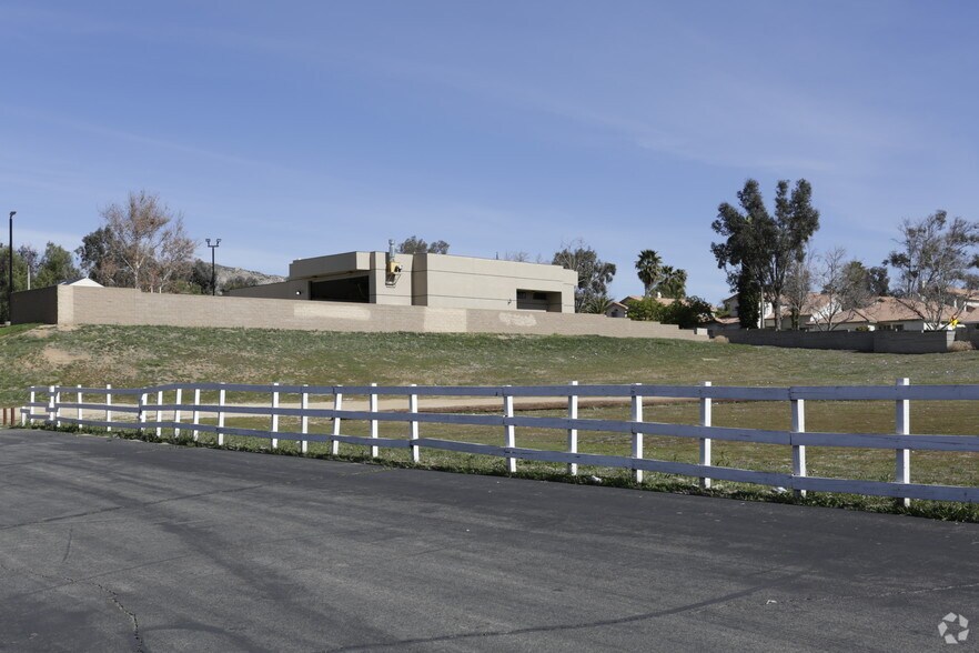 Lakeshore Village Marketplace portefeuille de 3 biens à vendre sur LoopNet.fr - Photo de l’immeuble – Image 2 sur 3