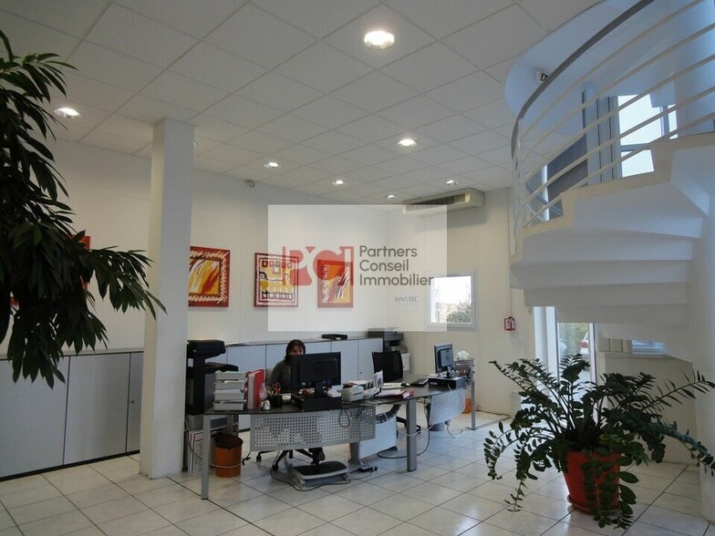 Local d’activités dans Lunel à louer - Photo intérieure – Image 2 sur 3
