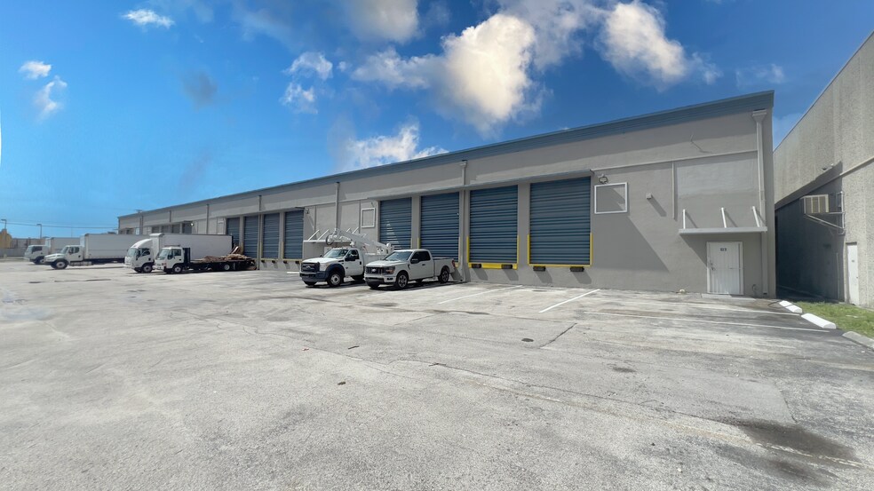 10049 NW 89th Ave, Medley, FL à louer - Photo de l’immeuble – Image 2 sur 4