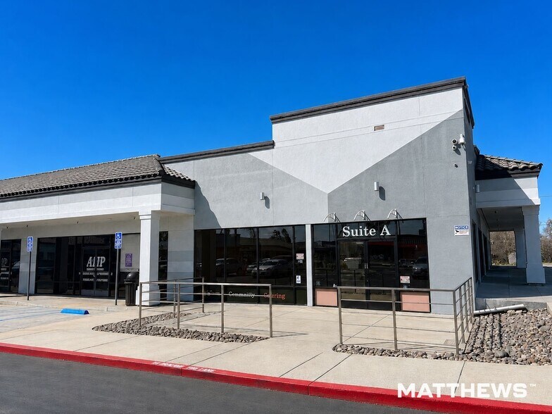 1386 E Foothill Blvd, Upland, CA à louer - Photo de l’immeuble – Image 1 sur 6