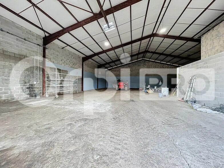 Industriel/Logistique dans Rochy-Condé à louer - Photo de l’immeuble – Image 1 sur 5