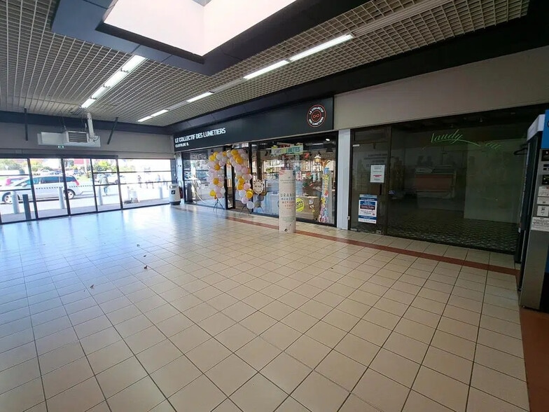 Local commercial dans LA CHAPELLE-SAINT-MESMIN à louer - Hall d’entrée – Image 1 sur 1