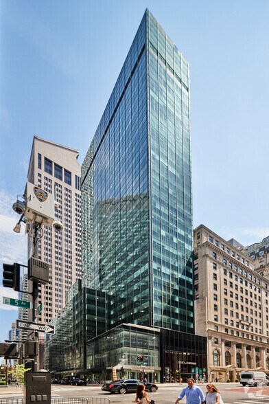 717 Fifth Ave, New York, NY à louer - Photo principale – Image 1 sur 17