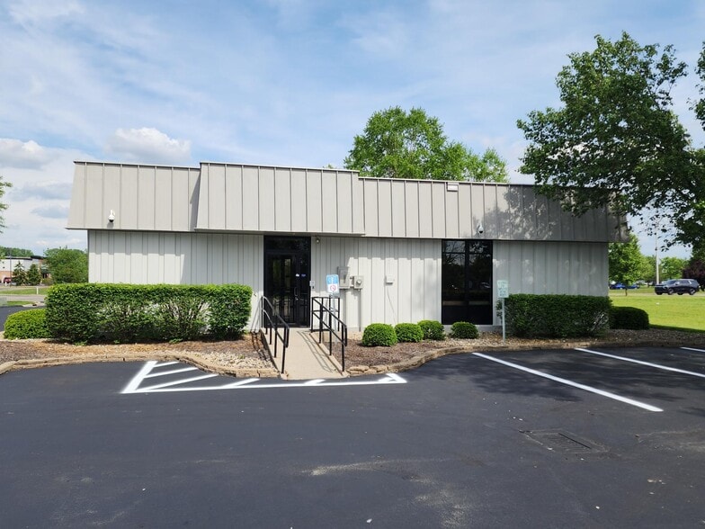 70 Carr Hill Dr, Columbus, IN à louer - Photo de l’immeuble – Image 2 sur 23