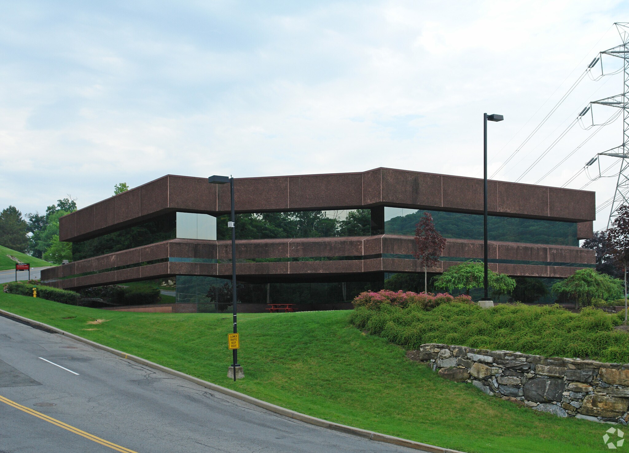 2 Skyline Dr, Hawthorne, NY à louer Photo de l’immeuble– Image 1 sur 5