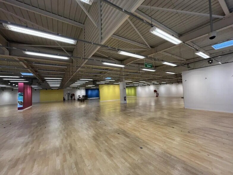 Local commercial dans MAUREPAS à louer - Photo intérieure – Image 1 sur 5