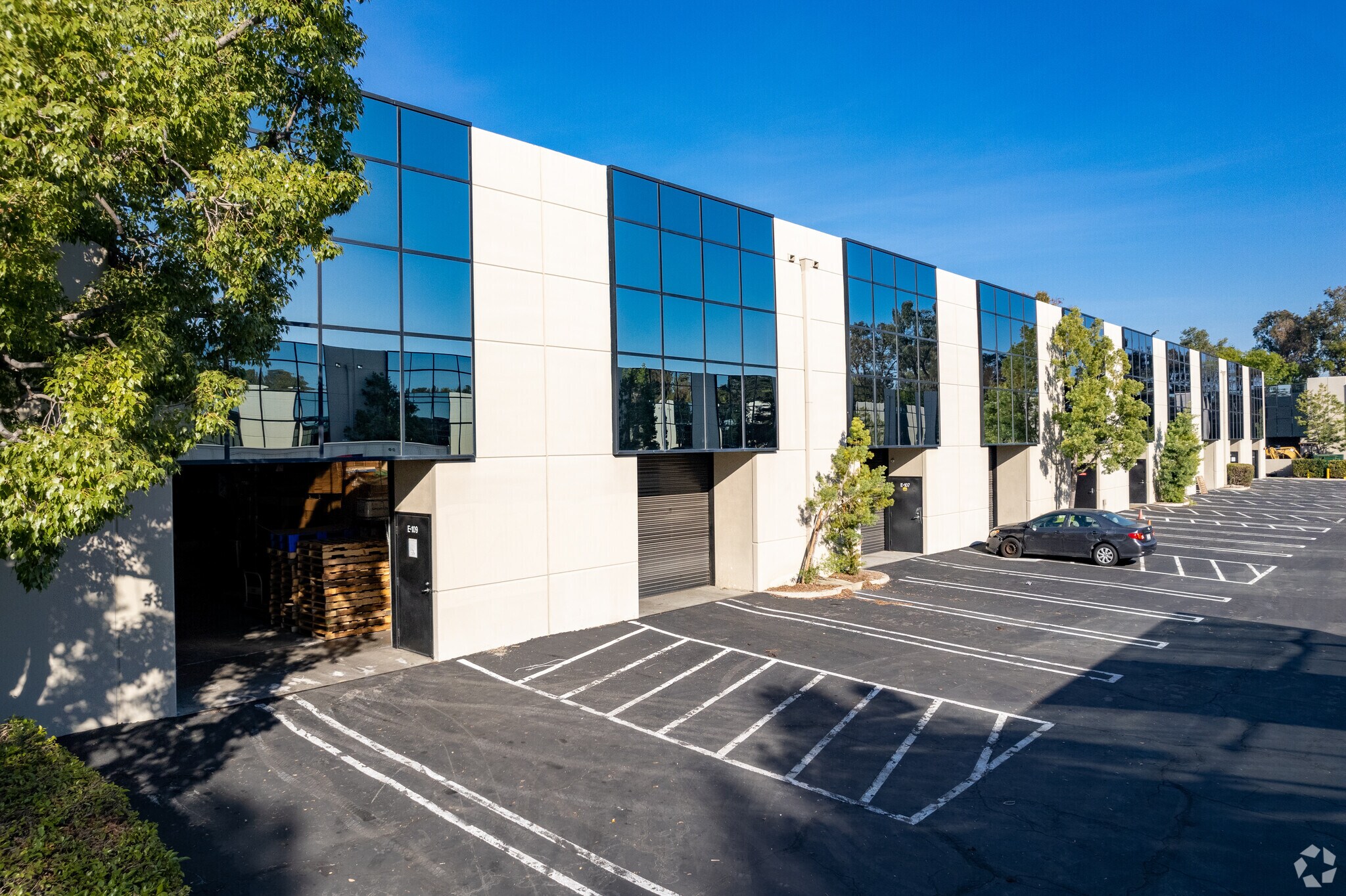 2570 E Corporate Pl, Monterey Park, CA à louer Photo principale– Image 1 sur 9