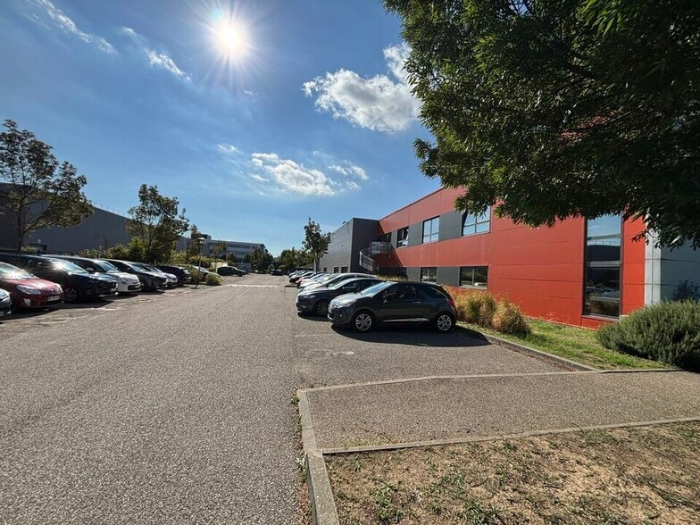 279 Allée Jacques Monod, Saint-Priest à louer - Photo de l’immeuble – Image 3 sur 12