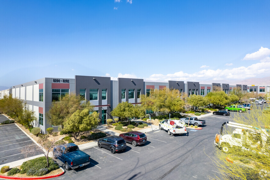 6264-6292 E Tropical Pky, Las Vegas, NV à louer - Photo principale – Image 1 sur 4