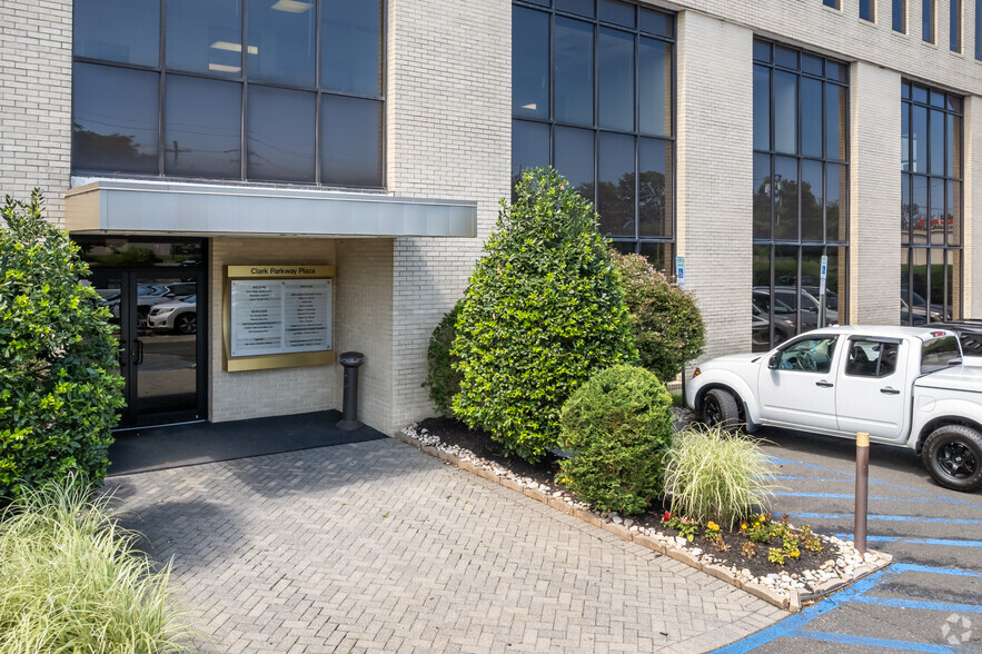 136 Central Ave, Clark, NJ à louer - Photo de l’immeuble – Image 3 sur 5