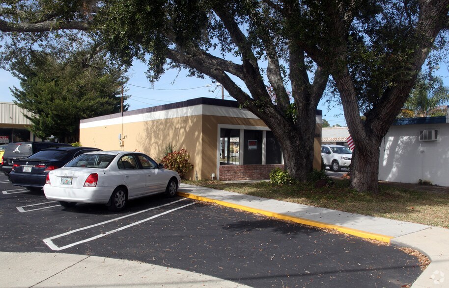 560 Indian Rocks Rd, Largo, FL à vendre - Photo principale – Image 1 sur 9