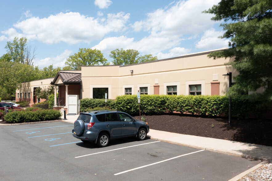15 Roszel Rd, West Windsor, NJ à vendre - Photo principale – Image 1 sur 6