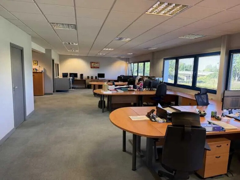 Local d’activités dans Saint-Jean-du-Cardonnay à louer - Photo de l’immeuble – Image 3 sur 4