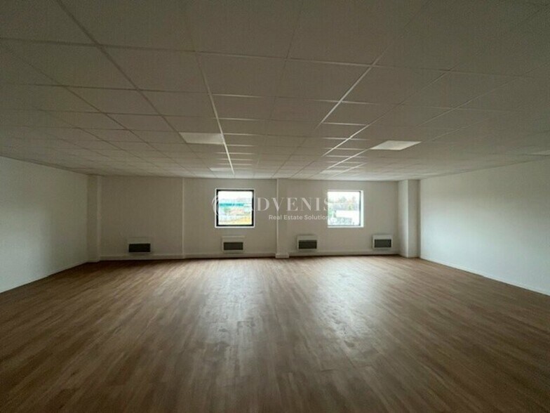 Local d'activités dans Plaisir à vendre - Photo intérieure – Image 2 sur 5