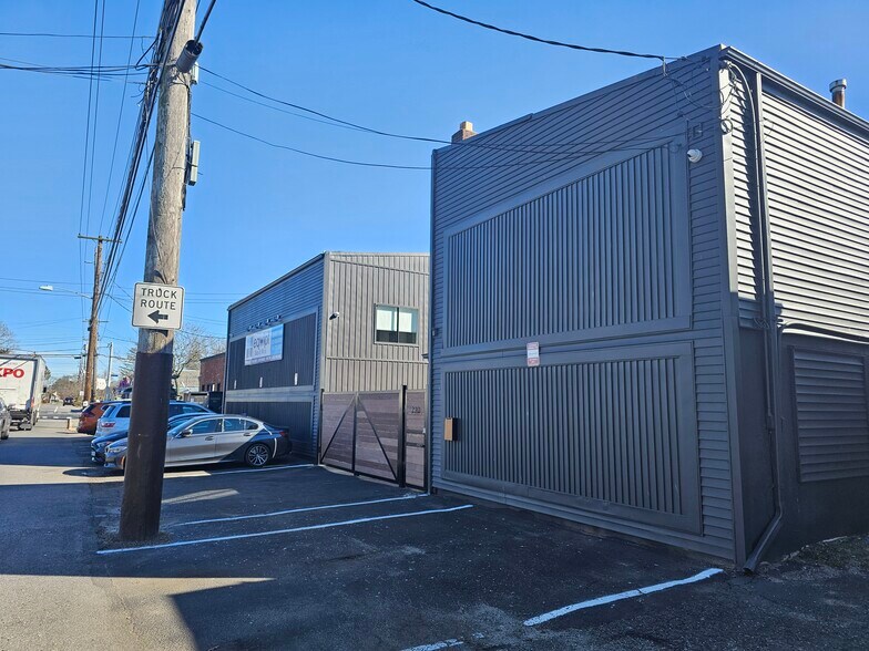 390 Moffitt Blvd, Islip, NY à louer - Photo de l’immeuble – Image 2 sur 27