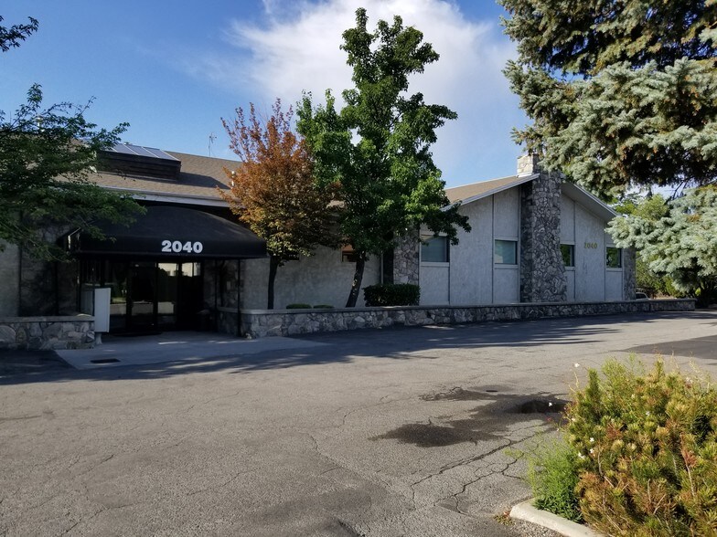 2040 E Murray Holladay Rd, Salt Lake City, UT à louer - Photo de l’immeuble – Image 3 sur 9