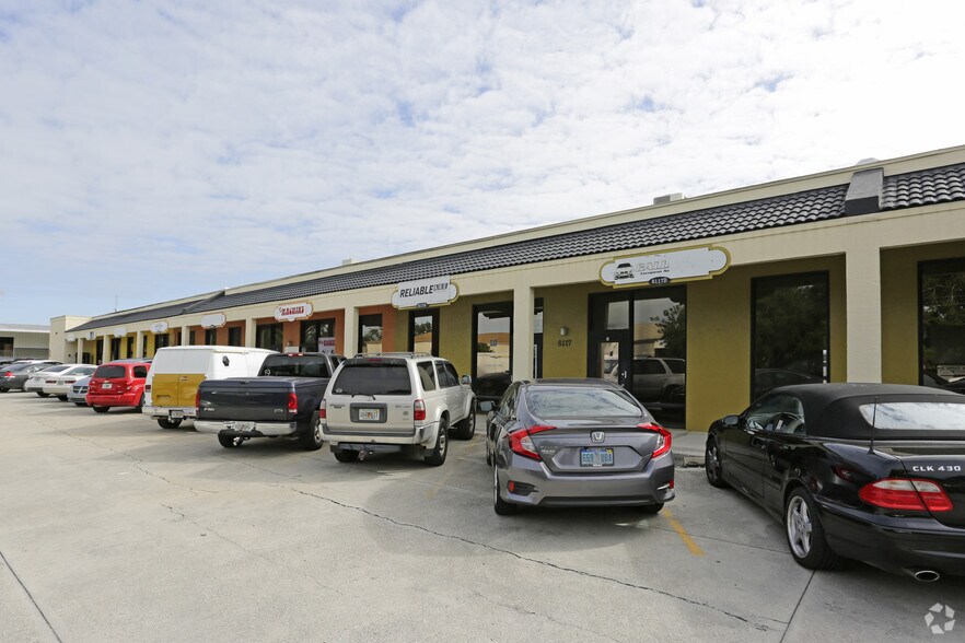 6111-6121 Clark Center Ave, Sarasota, FL à louer - Photo de l’immeuble – Image 3 sur 30