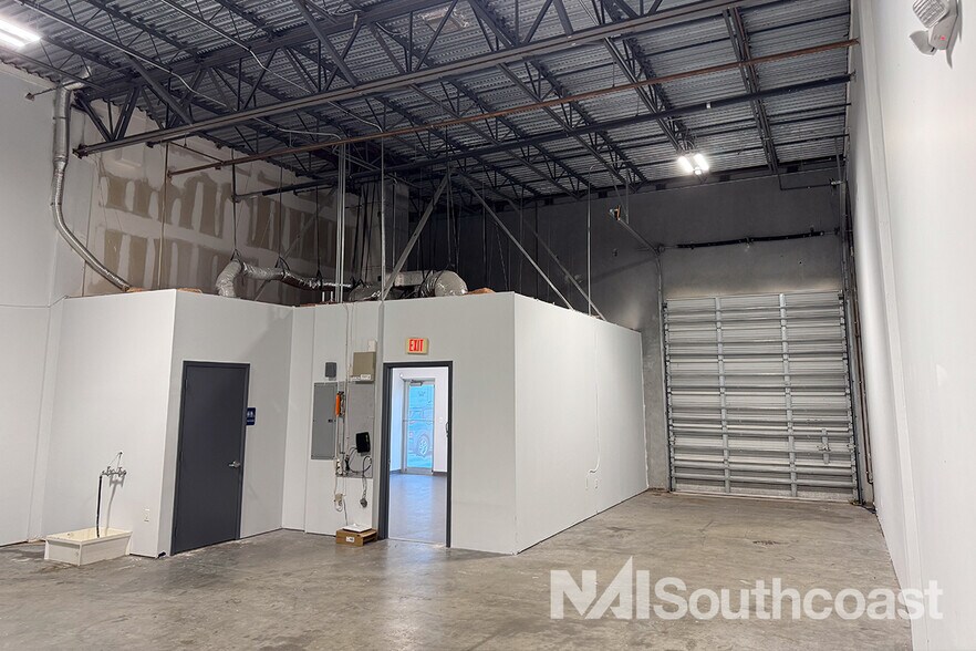 645 NW Enterprise Dr, Port Saint Lucie, FL à louer - Photo de l’immeuble – Image 3 sur 9