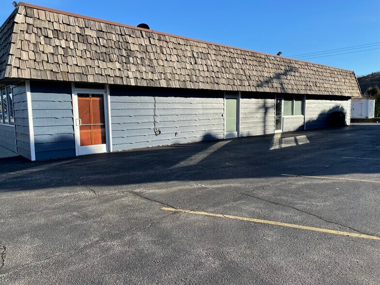 2410 Milwaukee St, Delafield, WI à louer - Photo de l’immeuble – Image 3 sur 17
