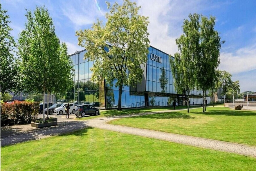 2 Millshaw Park Ln, Leeds à louer - Photo de l’immeuble – Image 2 sur 7