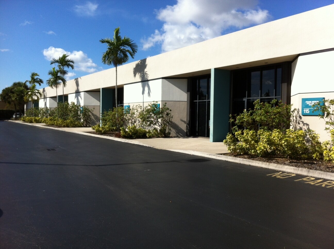 13501 SW 128th St, Miami, FL à louer Photo de l’immeuble– Image 1 sur 4
