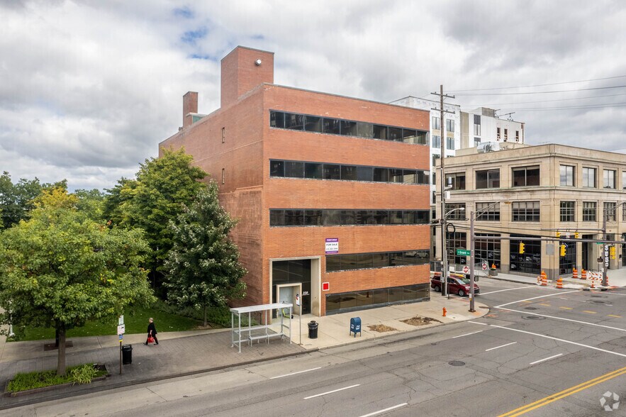 350 E Broad St, Columbus, OH à vendre - Photo de l’immeuble – Image 2 sur 16