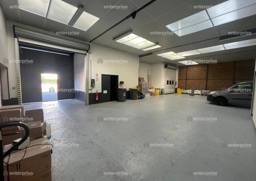 Local d’activités dans Saint-Quentin à louer - Photo intérieure – Image 2 sur 4