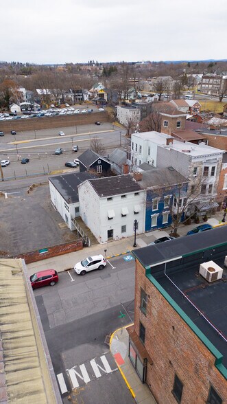 334 Warren St, Hudson, NY à vendre - Photo principale – Image 1 sur 1