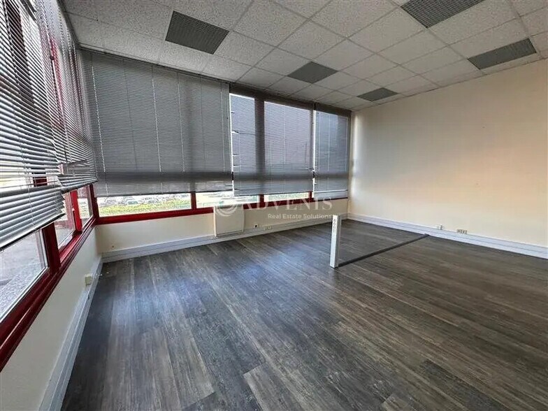 Bureau dans Pontault-Combault à louer - Photo intérieure – Image 3 sur 10