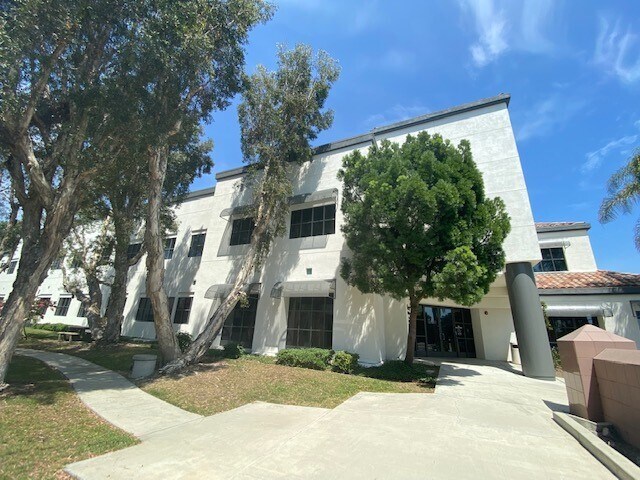 637 E Albertoni St, Carson, CA à louer - Photo de l’immeuble – Image 3 sur 12