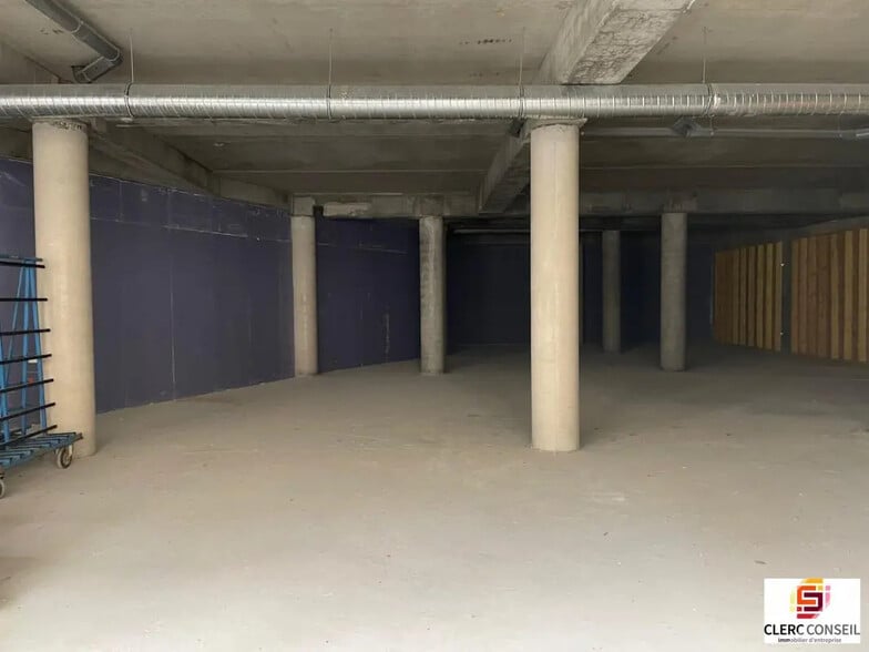 Local commercial dans Vernon à vendre - Photo intérieure – Image 2 sur 4